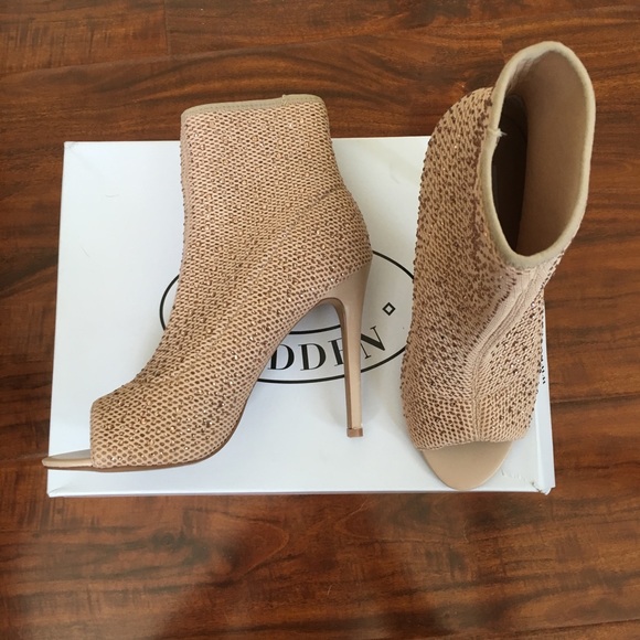 Steve Madden Shoes - NWOT Steve Madden Rhinestone Heels Size 8